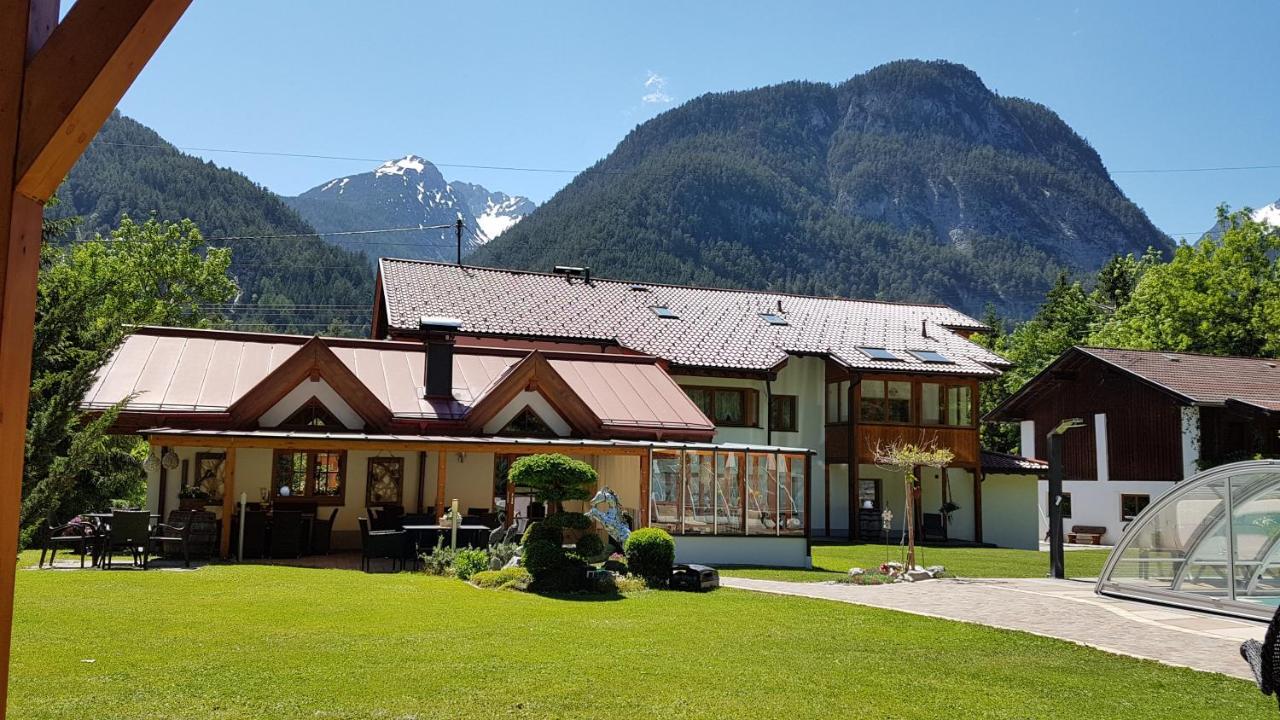 Gaestehaus Almrausch, Ferienanlage Mit Pool Hotel Nassereith Exterior photo